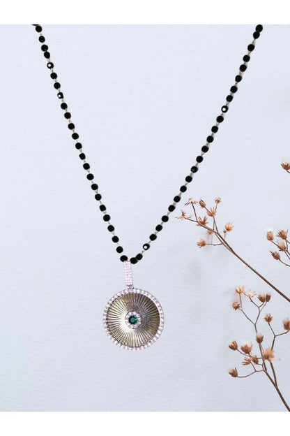 Yeşil Taşlı Madalyon & Siyah Boncuklu Kolye – 60 cm