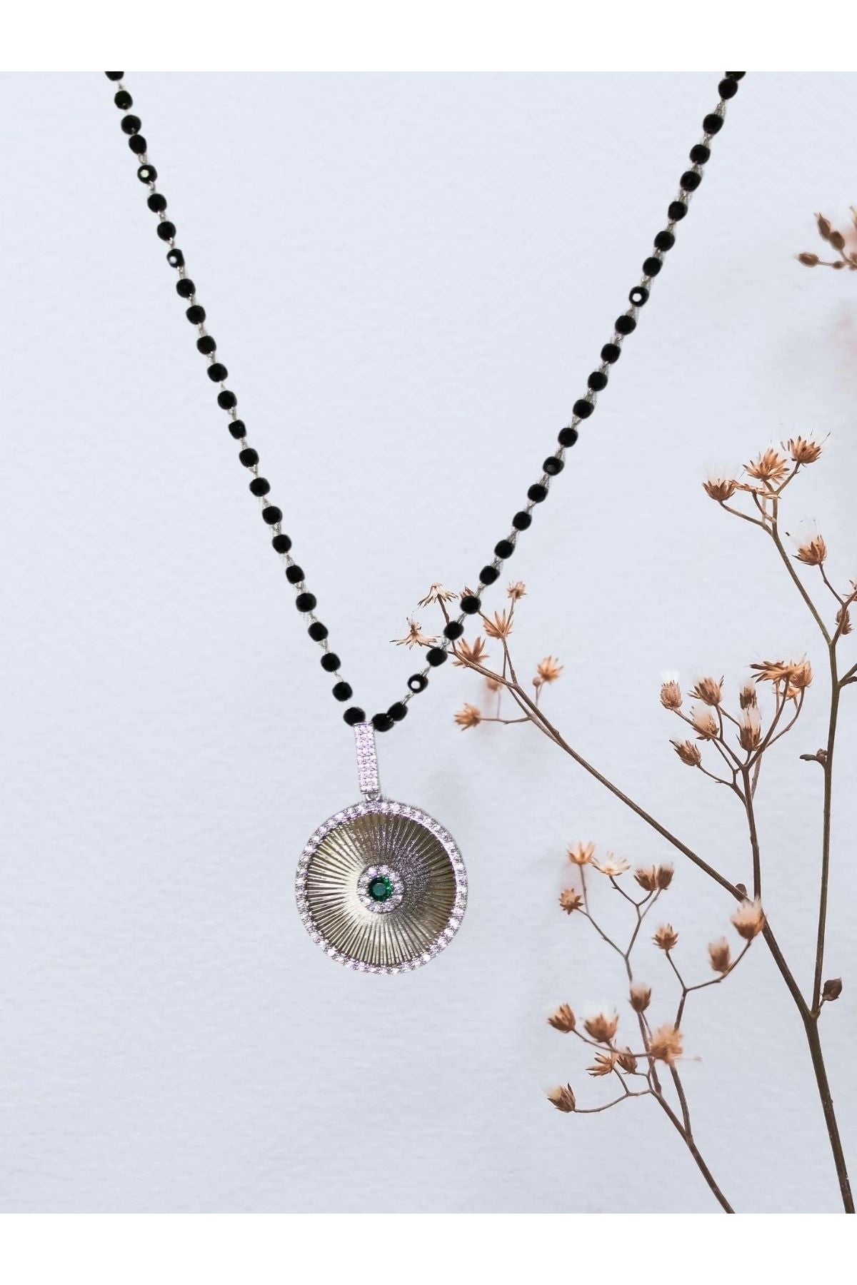 Yeşil Taşlı Madalyon & Siyah Boncuklu Kolye – 60 cm
